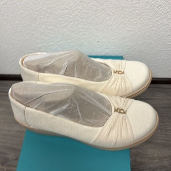 Bzees Women's Paige Washable Round Toe Slip Ons In Sugar Cream Shim - Picture 5 of 7